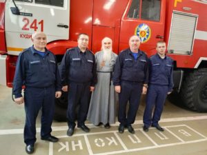 Подробнее о статье Настоятель храма посетил пожарную часть в селе Кудиново